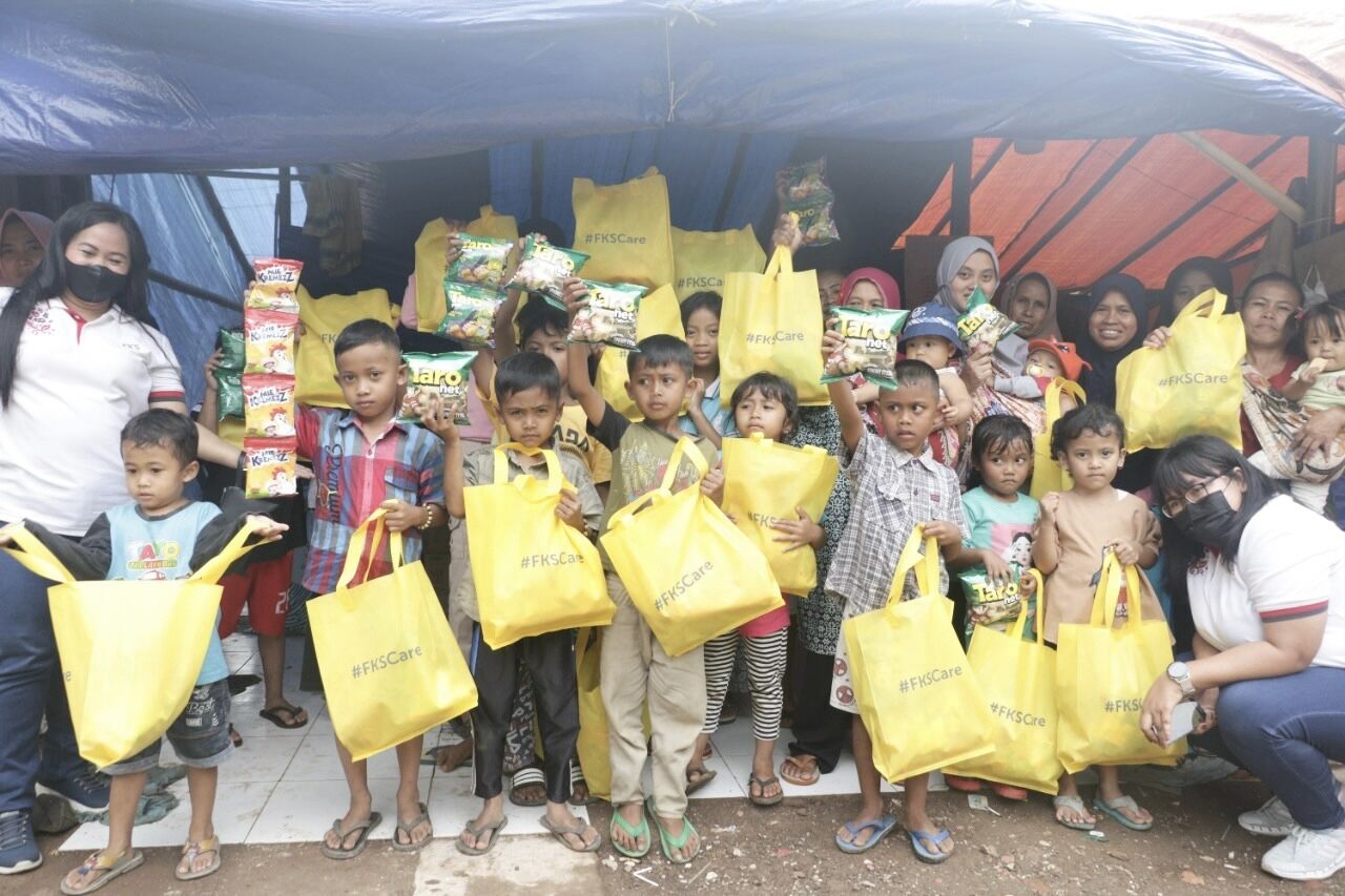 Caring for Cianjur Earthquake Victims, FKS Group Donates Soybeans and Food Products